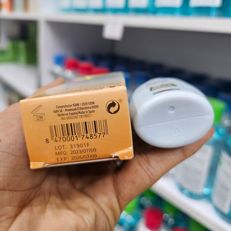 کرم ضد آفتاب ایزدین فیوژن واتر بدون رنگ SPF50