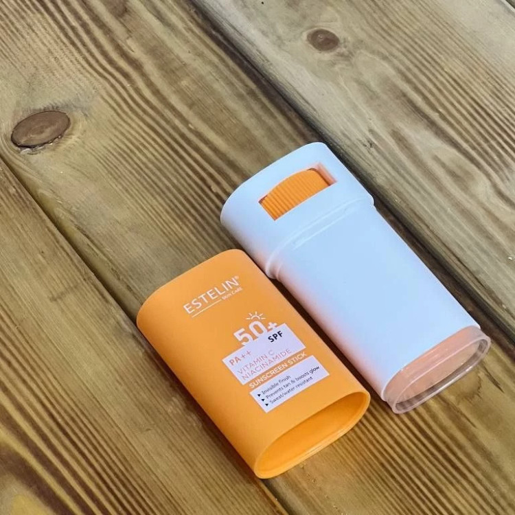 ضد آفتاب استیکی استلین مدل ویتامین سی SPF 50