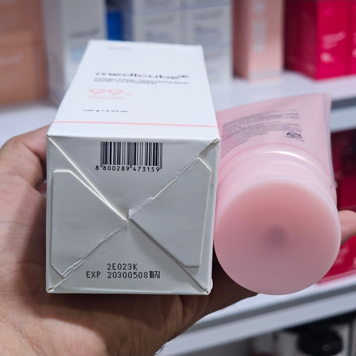 فوم شستشوی نیاسینامید مدی کیوب مدل Niacinamide حجم 120 میلی لیتر
